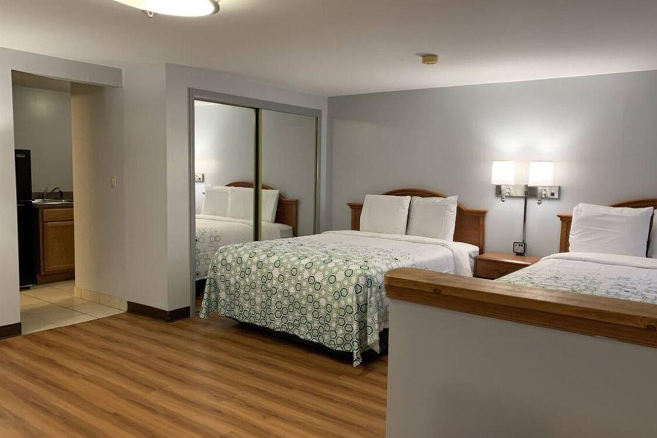 Denver Econo Lodge Inn & Suites מראה חיצוני תמונה