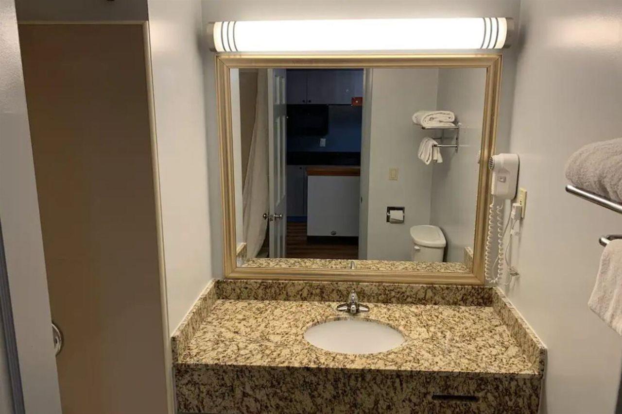 Denver Econo Lodge Inn & Suites מראה חיצוני תמונה