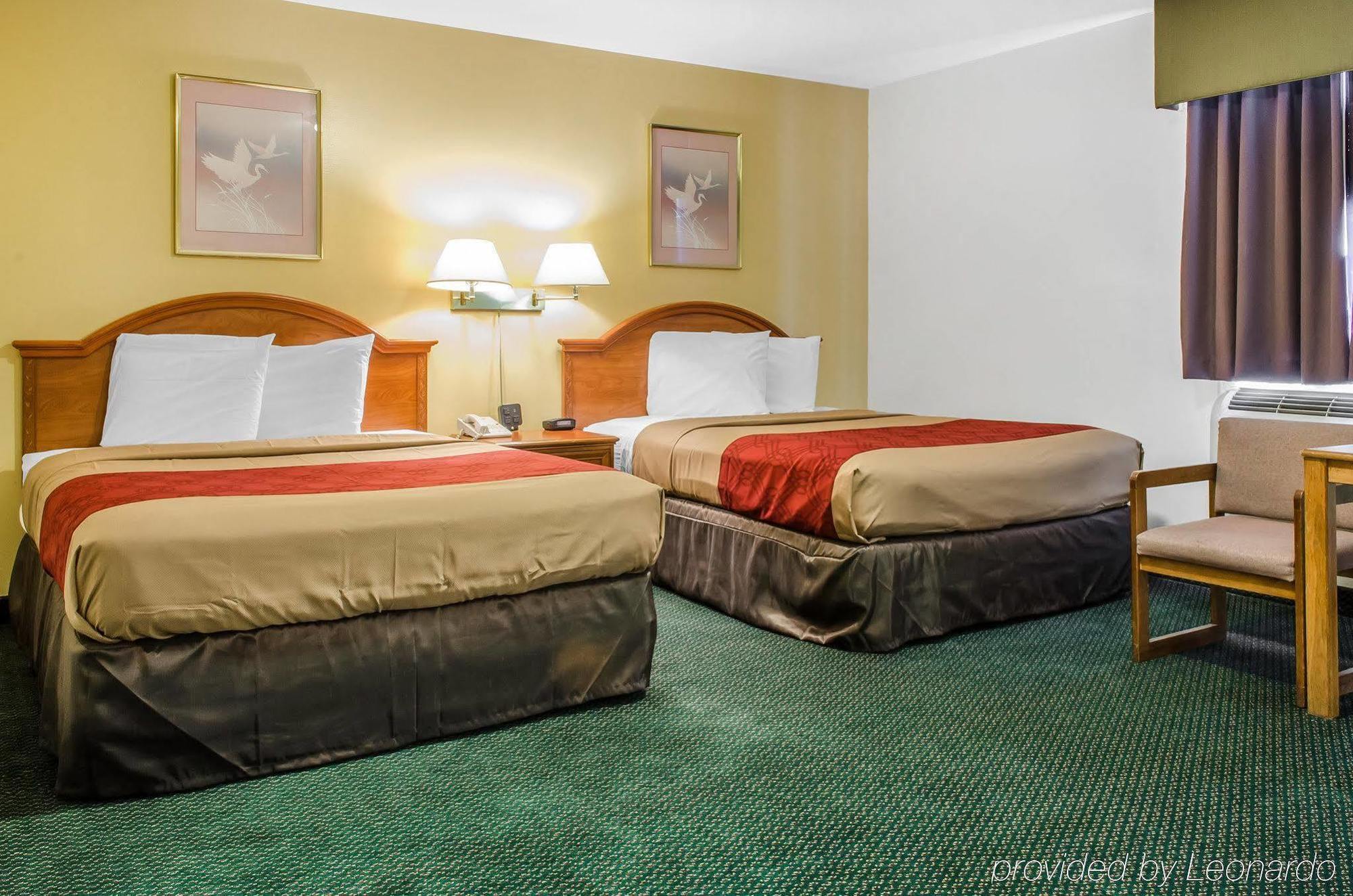 Denver Econo Lodge Inn & Suites מראה חיצוני תמונה