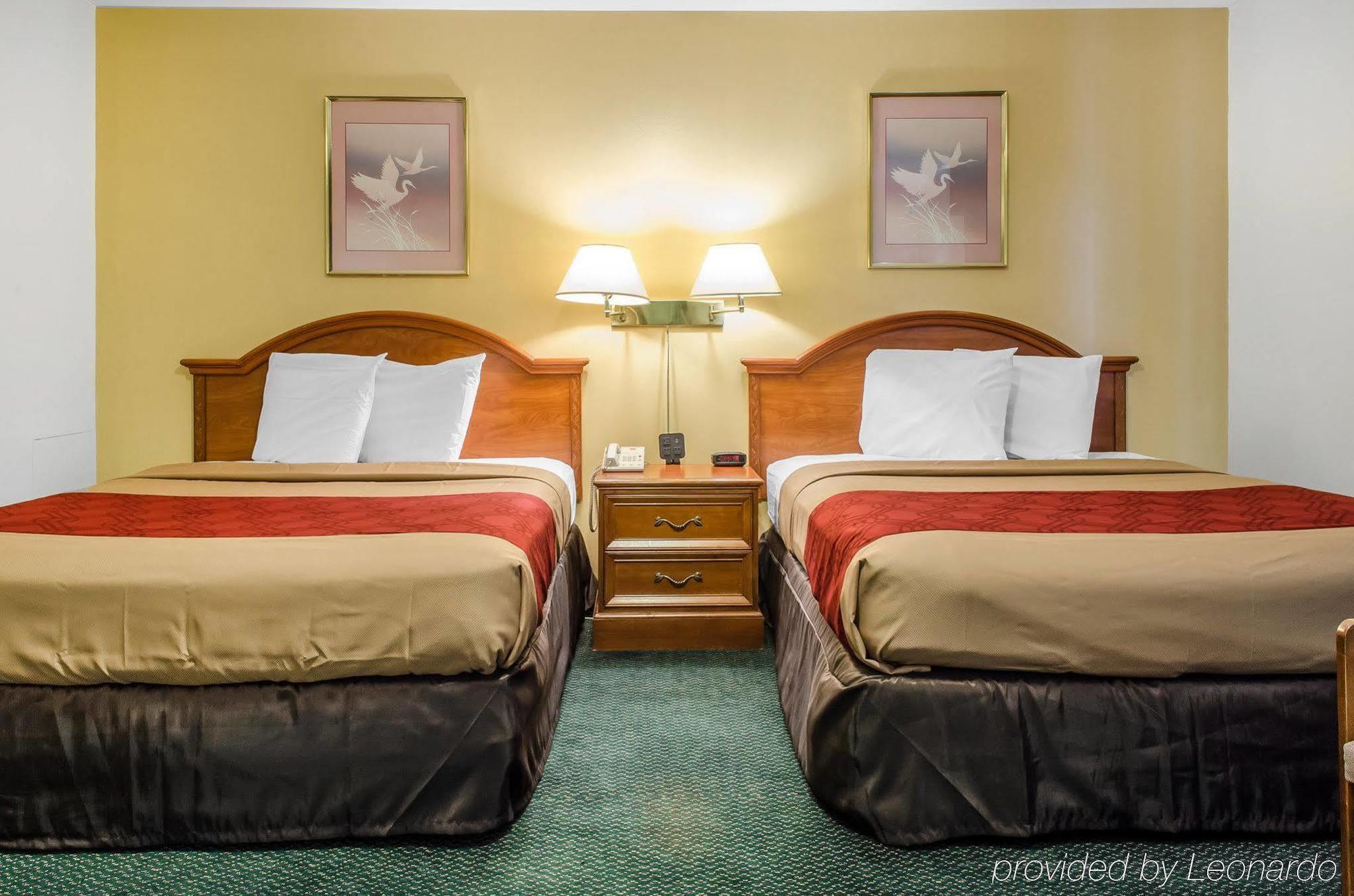 Denver Econo Lodge Inn & Suites מראה חיצוני תמונה