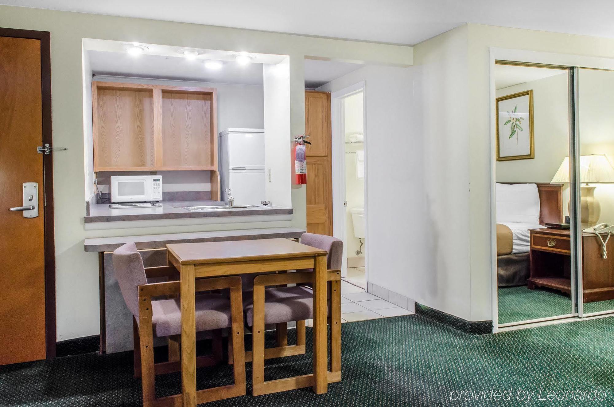 Denver Econo Lodge Inn & Suites מראה חיצוני תמונה