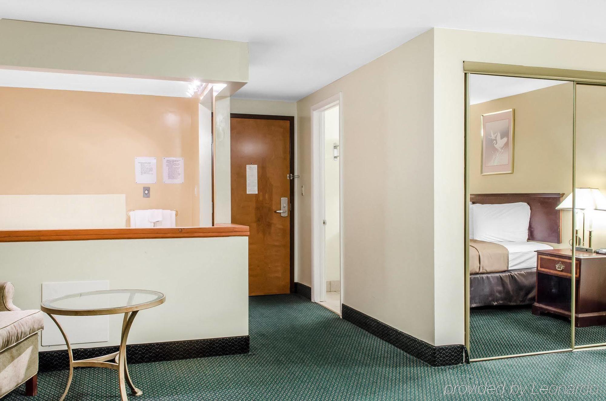 Denver Econo Lodge Inn & Suites מראה חיצוני תמונה