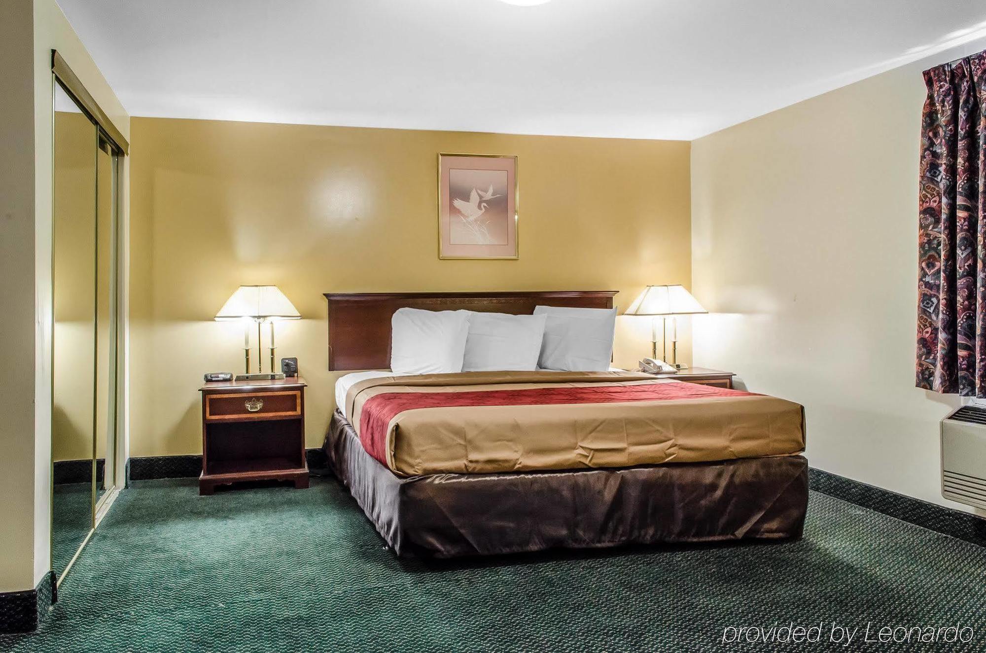 Denver Econo Lodge Inn & Suites מראה חיצוני תמונה