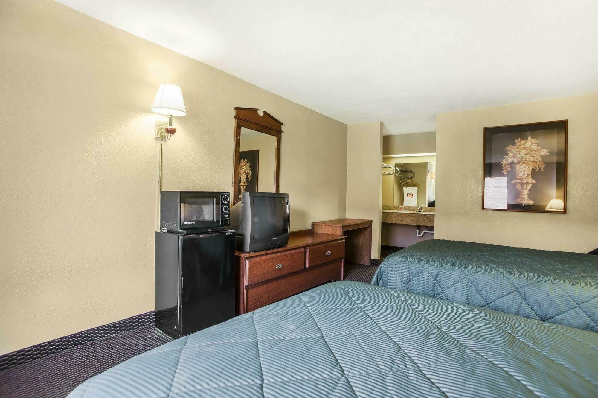 Denver Econo Lodge Inn & Suites מראה חיצוני תמונה