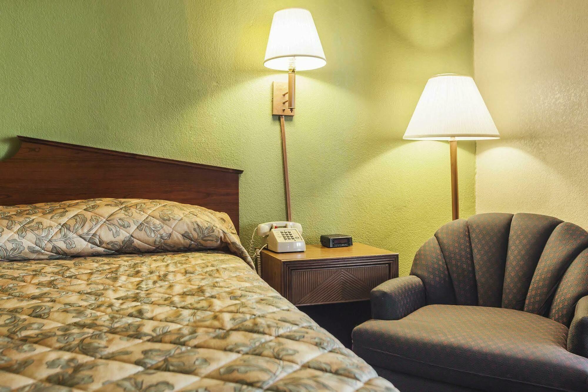 Denver Econo Lodge Inn & Suites מראה חיצוני תמונה